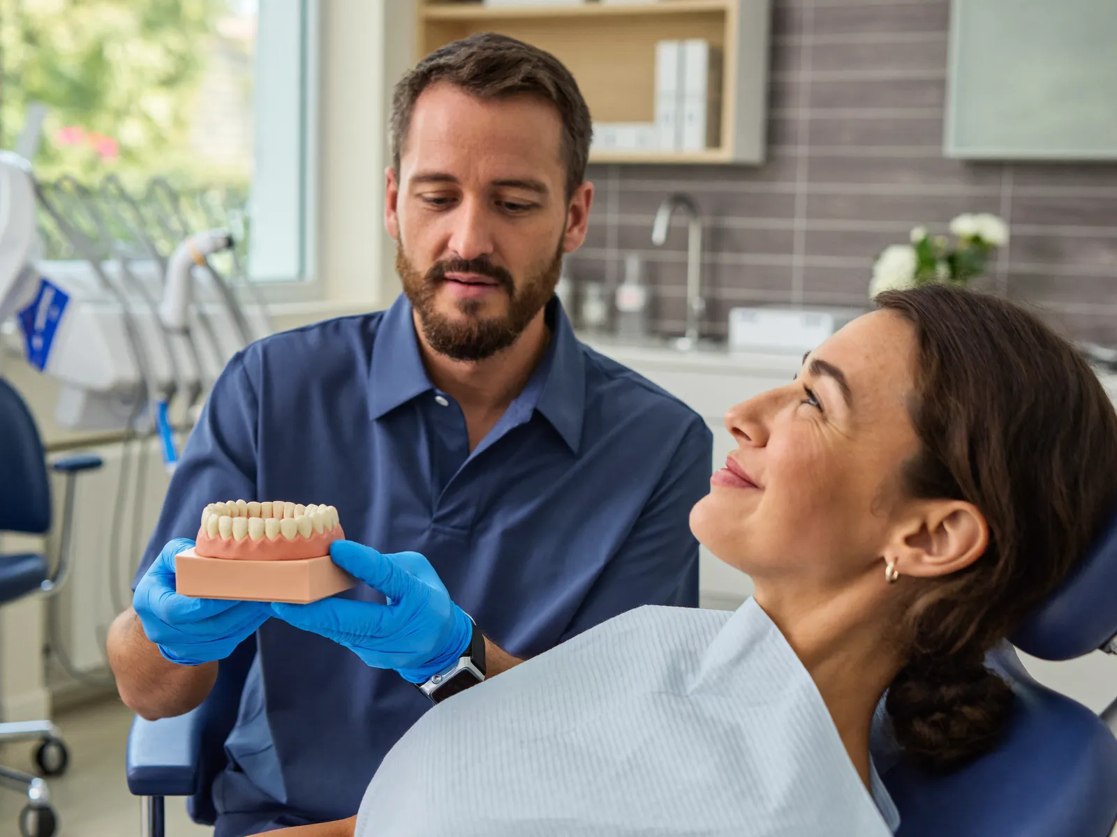 Dentista explicando el cuidado con un modelo dental