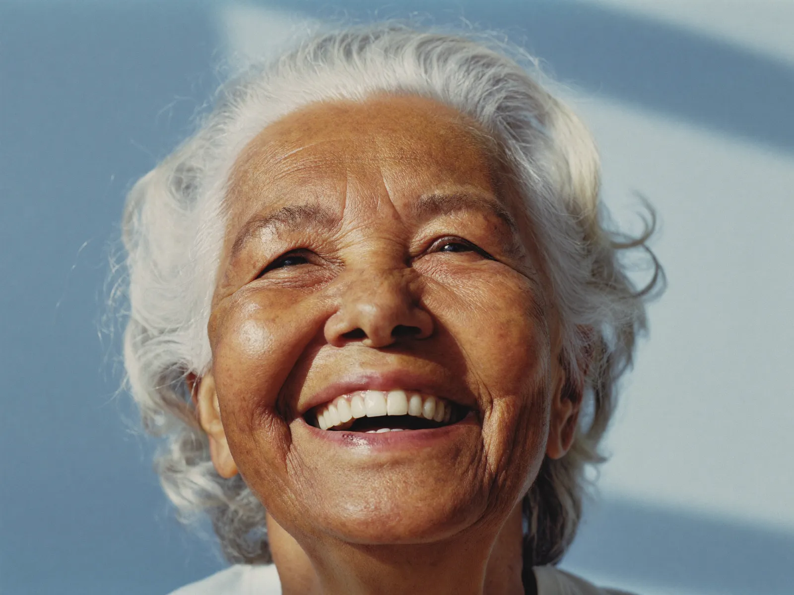 Uma mulher idosa sorrindo com confiança