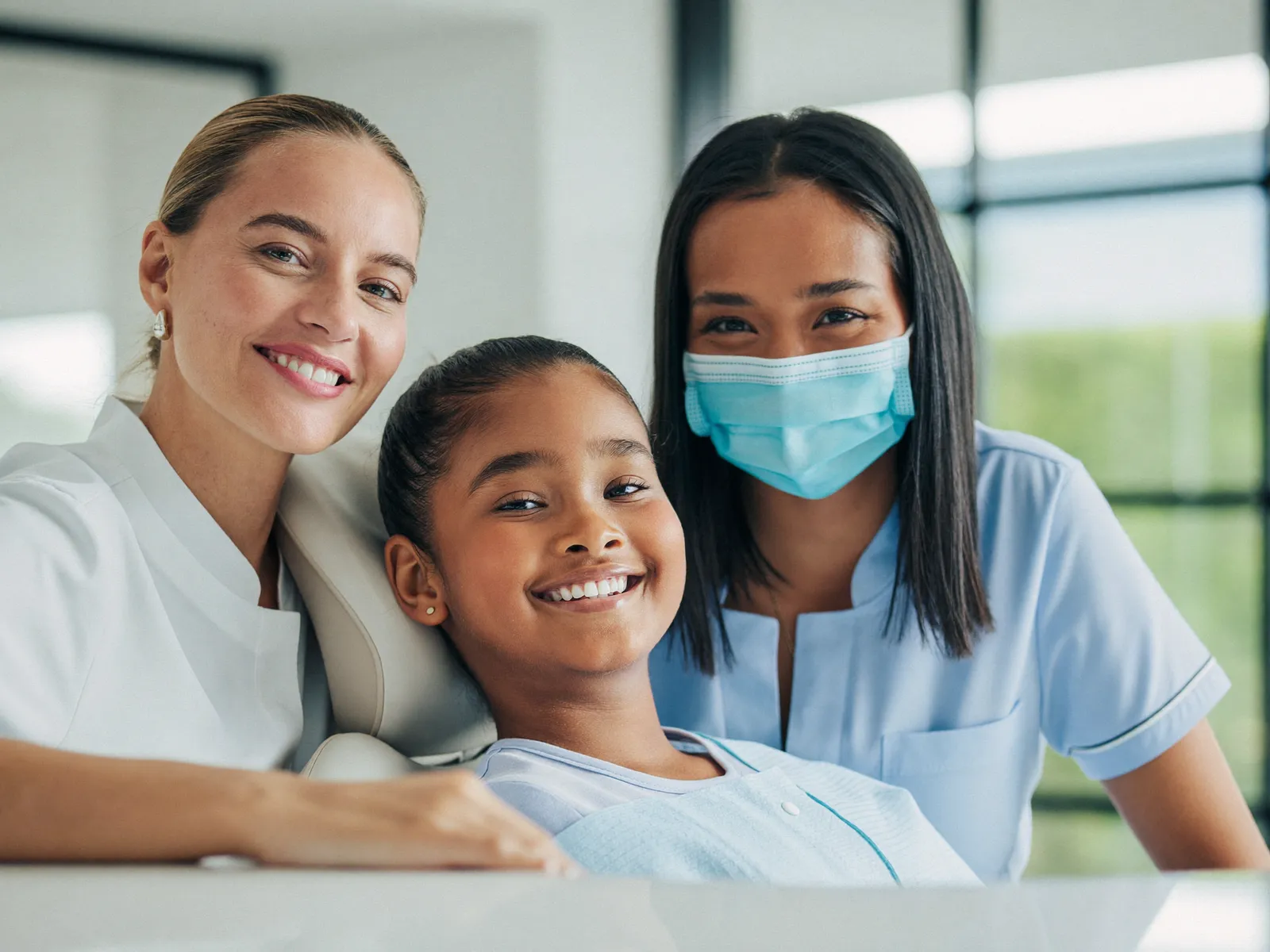 Una familia sonriendo en un consultorio dental