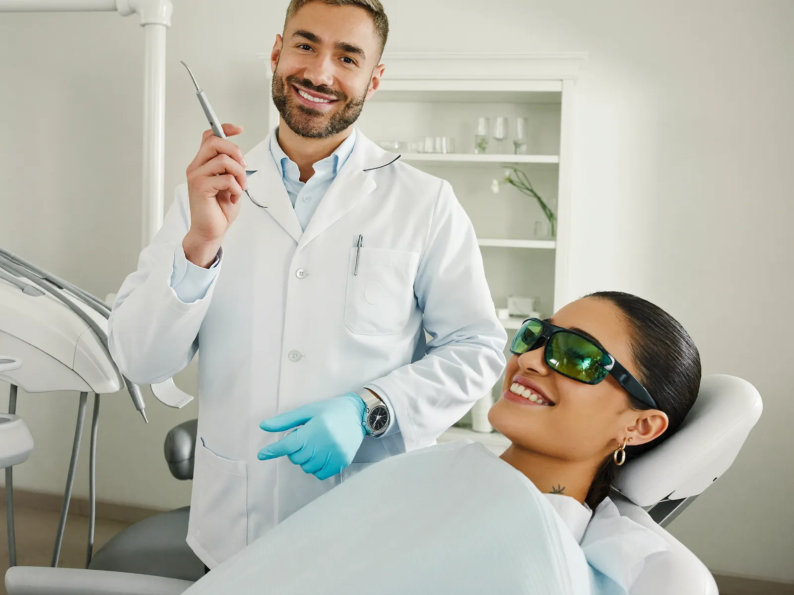 Dentista tranquilizando a un paciente antes del tratamiento
